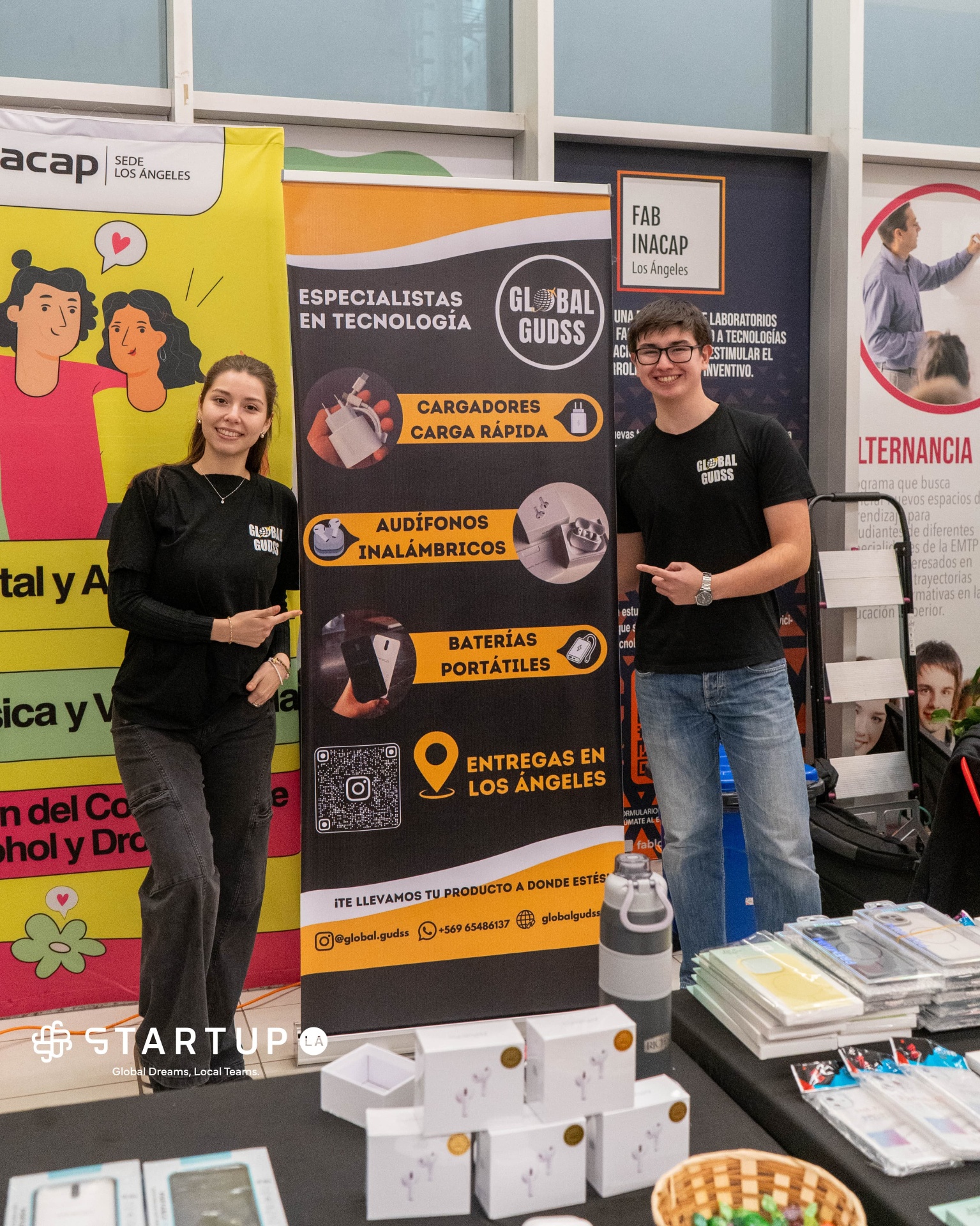 Emilio, fundador de QuieroMyWeb.cl, junto al stand de Global Gudss en Los Ángeles
